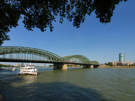 Foto Hohenzollernbrücke reicht ans Kennedyufer