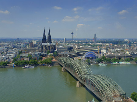 Foto Hohenzollernbrücke und Kölner Dom aus der Ferne - Köln