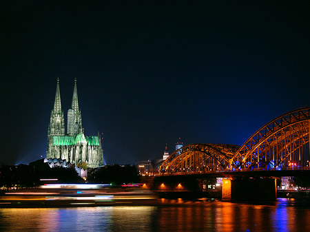 Kölner Dom hinter der Hohenzollernbrücke