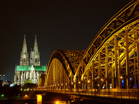 Fotos Kölner Dom hinter der Hohenzollernbrücke