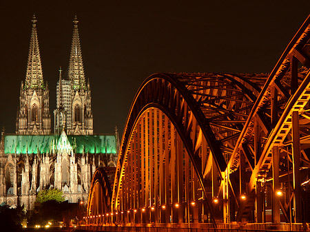 Kölner Dom hinter der Hohenzollernbrücke Fotos