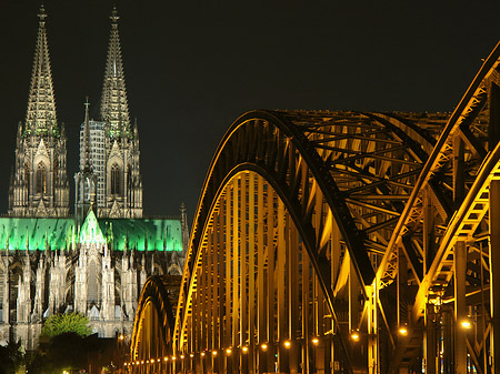 Kölner Dom hinter der Hohenzollernbrücke Fotos