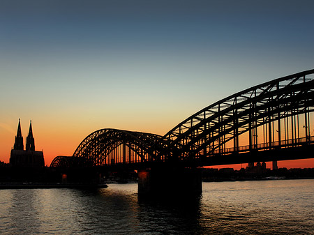 Foto Kölner Dom hinter der Hohenzollernbrücke - Köln