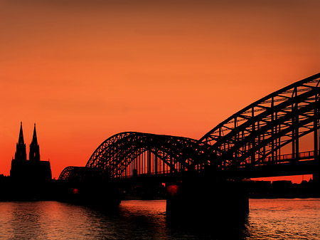 Kölner Dom hinter der Hohenzollernbrücke Foto 