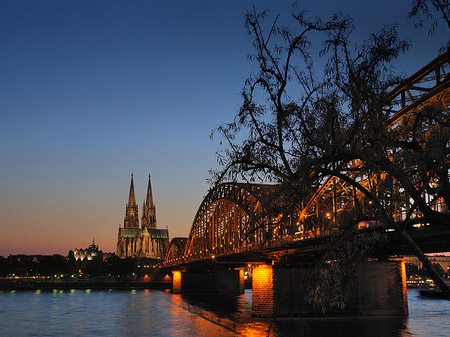 Kölner Dom hinter der Hohenzollernbrücke Fotos