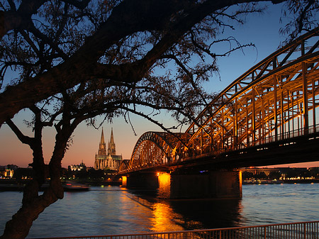 Fotos Kölner Dom hinter der Hohenzollernbrücke