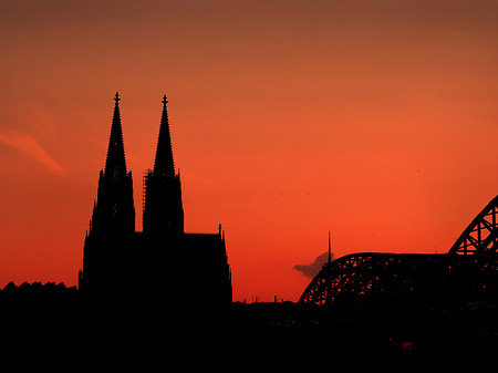 Fotos Kölner Dom hinter der Hohenzollernbrücke