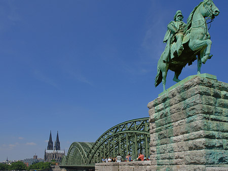 Reiterstatue vor dem Kölner Dom Fotos