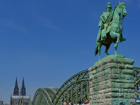 Fotos Reiterstatue vor dem Kölner Dom