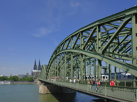 Zug fährt über die Hohenzollernbrücke Fotos