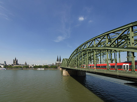 Zug fährt über die Hohenzollernbrücke