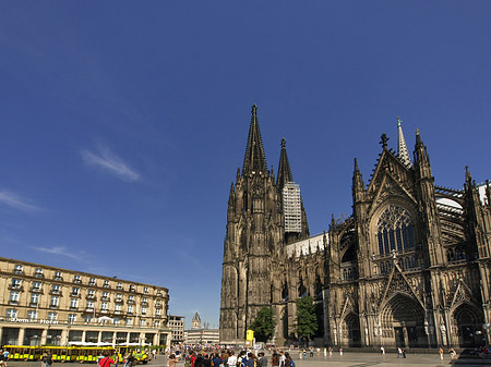 Foto Bimmelbahn fährt zum Kölner Dom