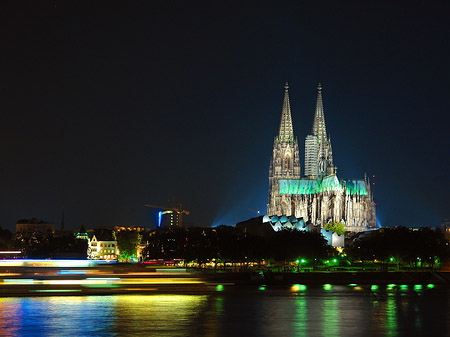 Schiff fährt am Kölner Dom vorbei Foto 