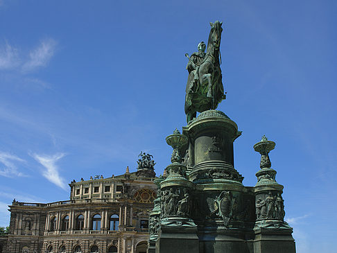 Foto König-Johann-Statue mit Semperoper