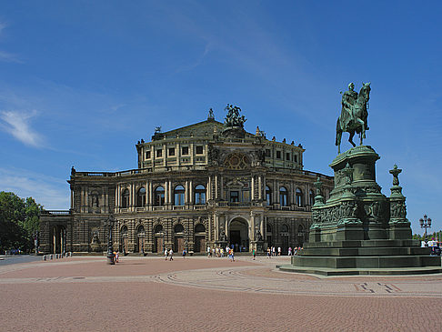 König-Johann-Statue mit Semperoper Foto 