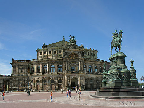 Fotos König-Johann-Statue mit Semperoper