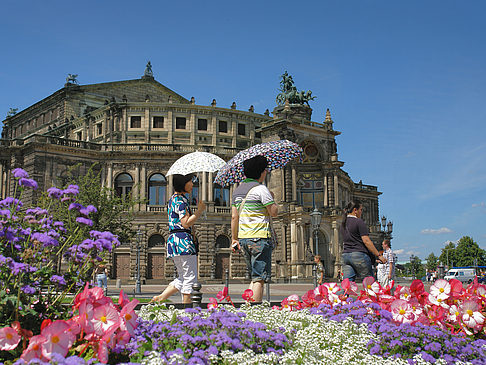 Semperoper mit Blumen