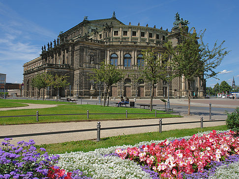 Foto Semperoper mit Blumen