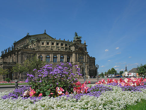 Semperoper mit Blumen