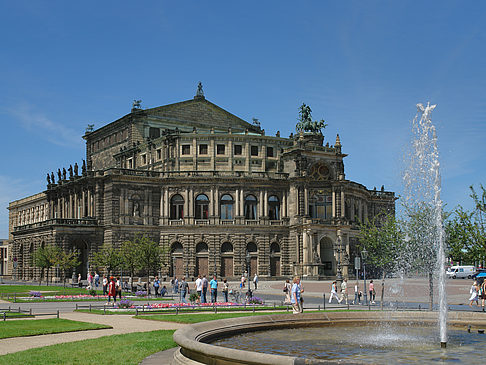 Semperoper mit Springbrunnen Fotos