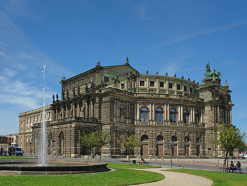 Semperoper mit Springbrunnen Foto 