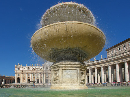 Brunnen mit Petersdom Fotos