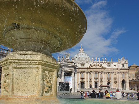 Brunnen mit Petersdom