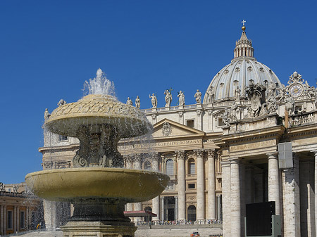 Fotos Brunnen mit Petersdom