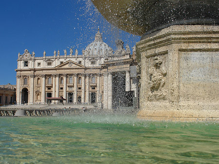 Foto Brunnen mit Petersdom